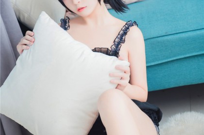 海角论坛热搜：沙滩狂欢中，两人靠近时的那一瞬间，海角沙是什么意思